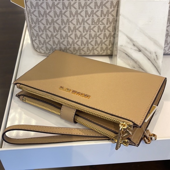 MICHAEL KORS LARGE DOUBLE ZIP WRISTLET WALLET PHONE CASE CLUTCH 
Camel
NWT - Picture 4 of 16